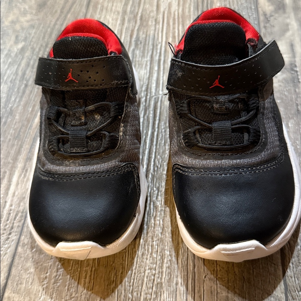 Jordan toddler Black and Red Sneakers, Size 8c